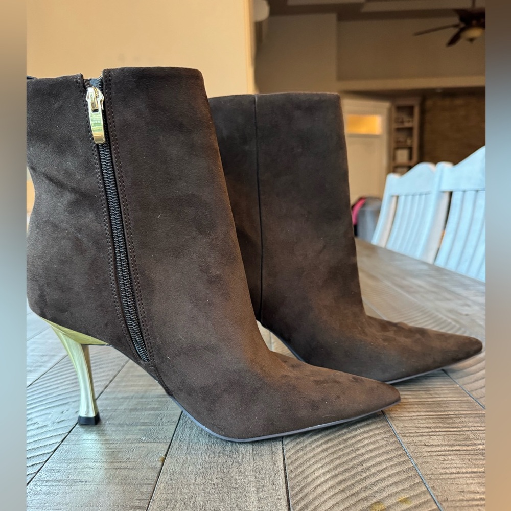 Nine West Pasey Brown Faux Suede Gold Heel Ankle Bootie Women’s Size 11 (NWOT)